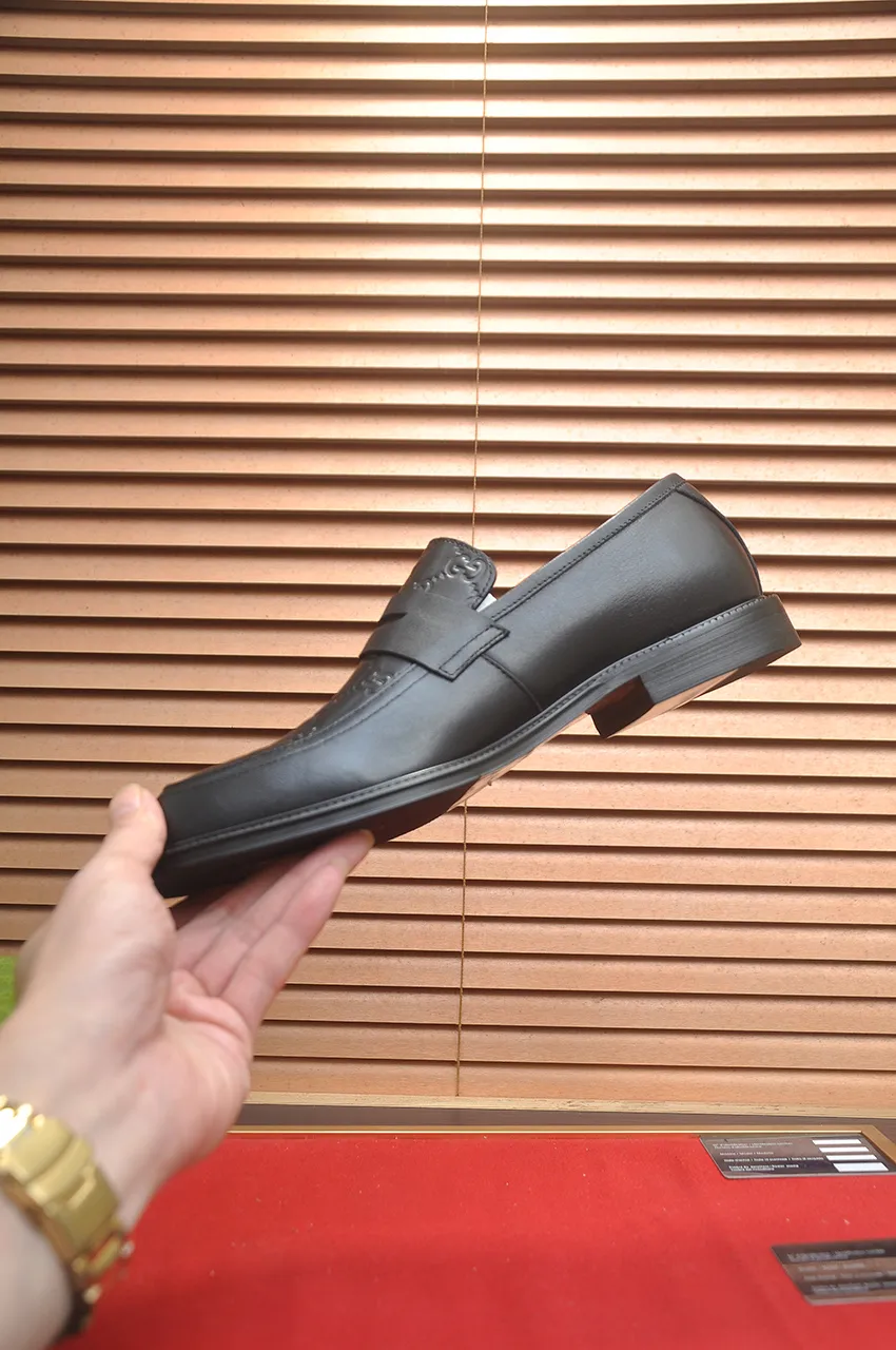 Men's shoes💰500💶Italy's top luxury men's shoe giant (GUCCI) (Gucci) (full cowhide lining) new arrival🍃Original European style🔰 Pleasant to the eye😍In order to make the shoes more durable and non-deformable🌀The production continues to follow traditional methods but there is still no lack of innovation💪Choose original sheepskin for the leather♻️ Smooth and natural And extra bright ⭐Made of imported cowhide, the first choice of rich people 38-45 (45 customized)
